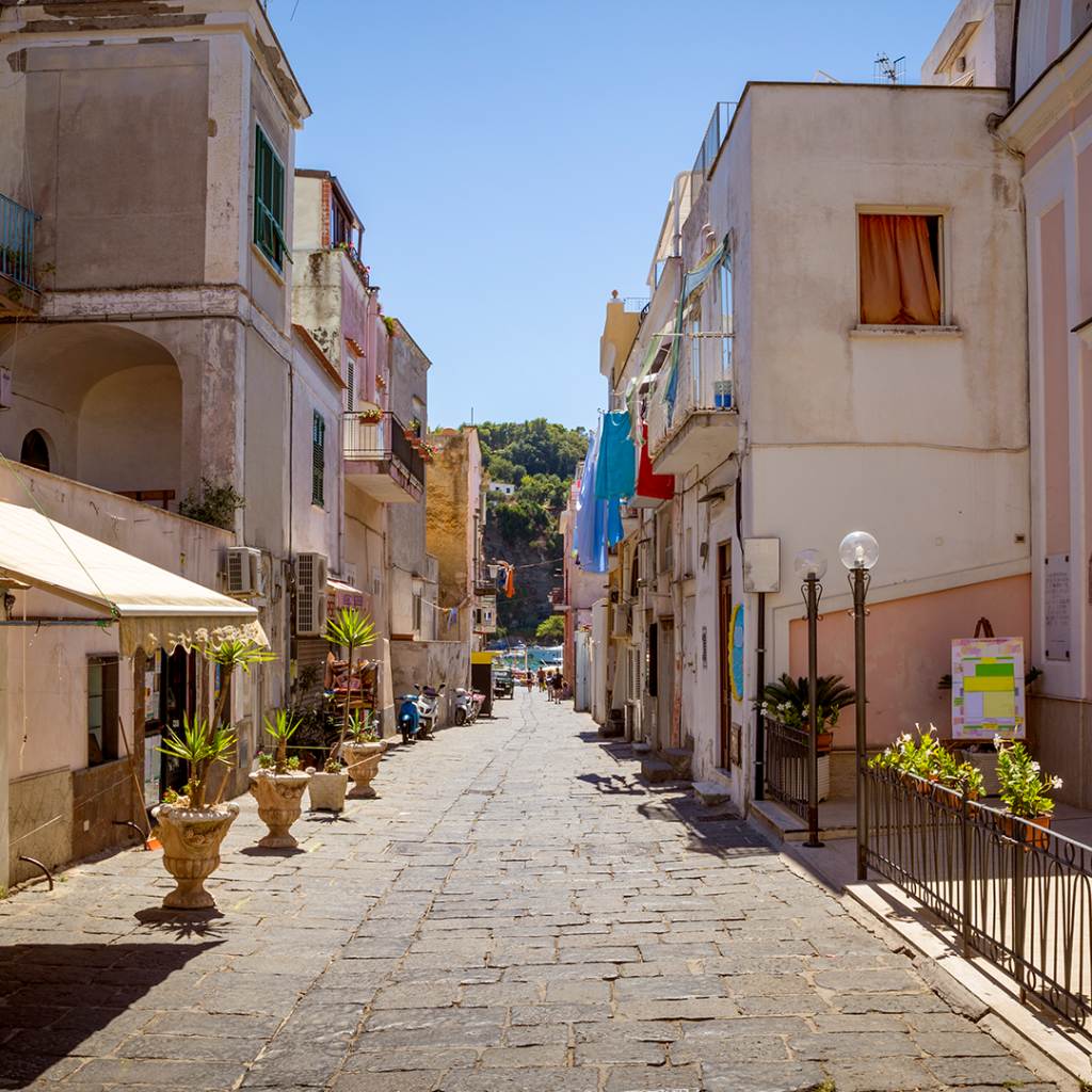 Bunte Gasse auf Procida